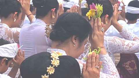 インドネシアでは様々な宗教がお互いを尊重しながら共存している。バリ島を旅して見つけた幸せのヒント