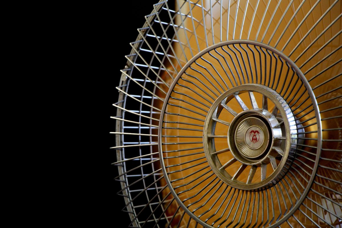 オレンジの羽の扇風機