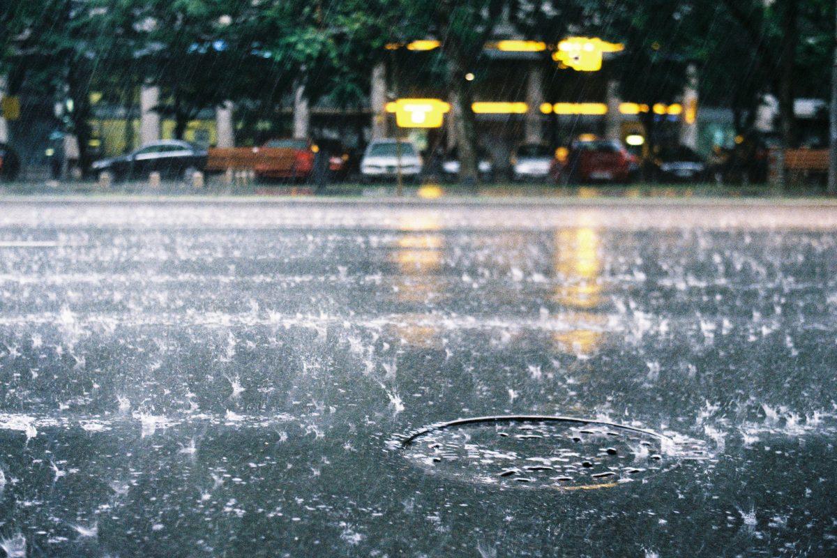 雨の降る地面