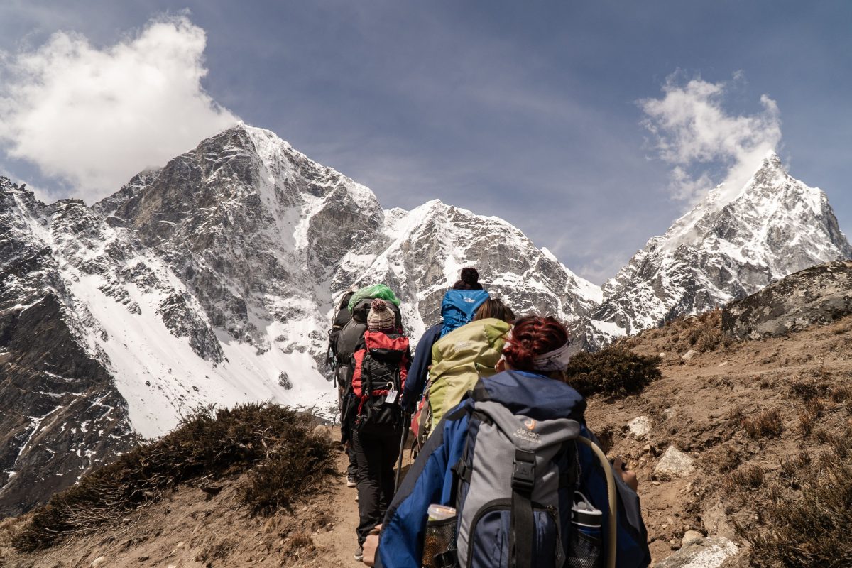 登山をする人々
