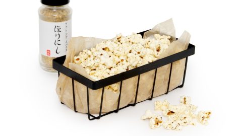 キャンプで楽しむ弾ける音と風味！「アウトドアスパイス ほりにし」が今度はポップコーンになったぞ
