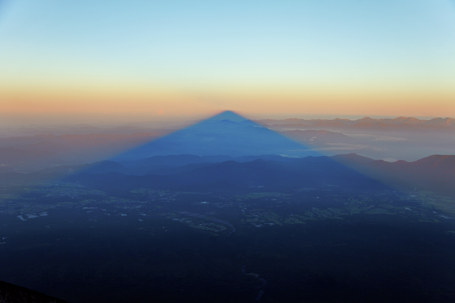 富士山のてっぺんは日本一高い縦走路！頂上お鉢の楽しみ方