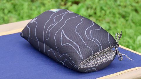 寝具ブランドと作った「二つ折りにすると枕になる」クッション！ 冷たくてふかふか