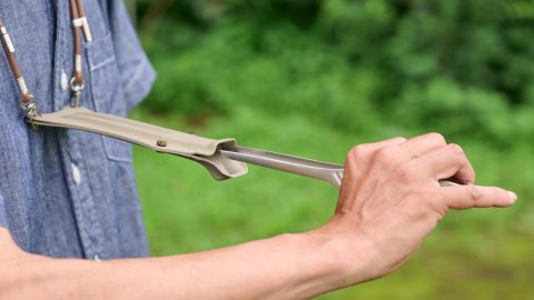 首に掛けて片手で抜き差しできる！ BBQ名人のための「クイックトング」