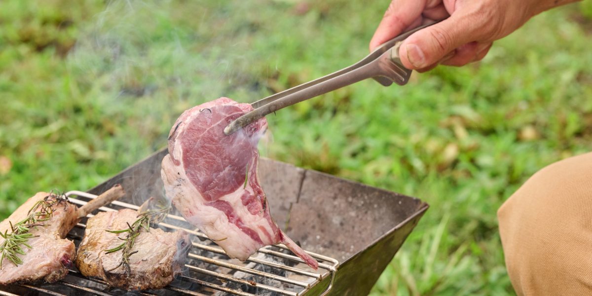 首に掛けて片手で抜き差しできる！ BBQ名人のための「クイックトング」