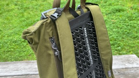 バックパックの蒸れ＆暑さ対策に「空冷バックパネル」が優秀！アウトドアライターが実用レビュー