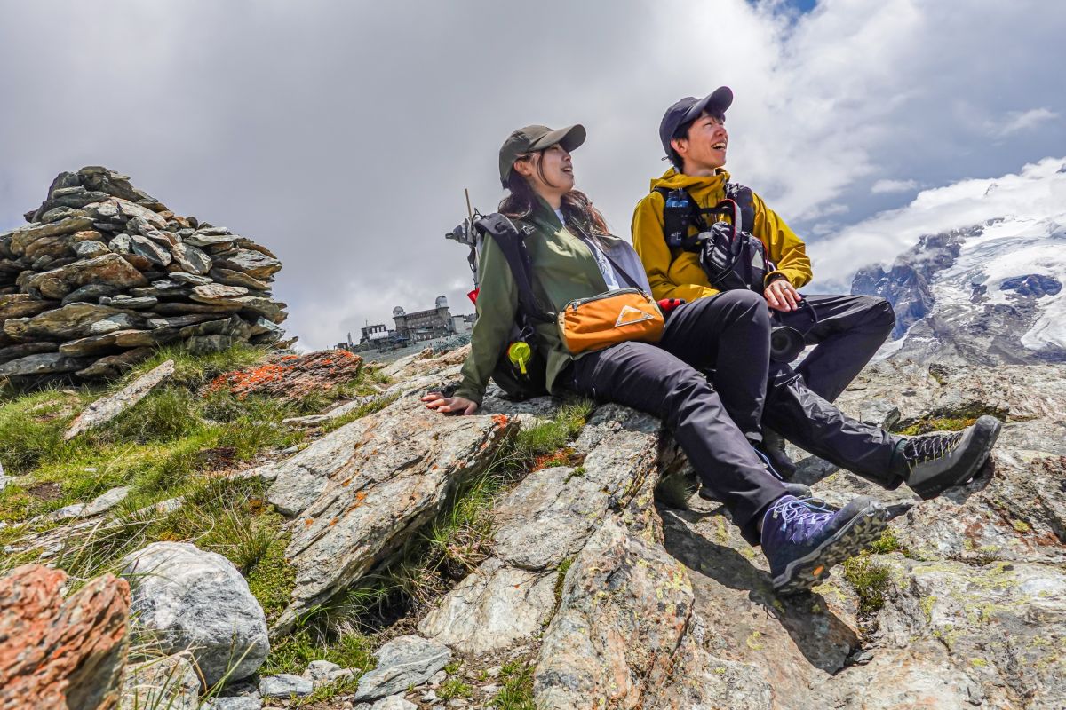 登山靴をはいている二人