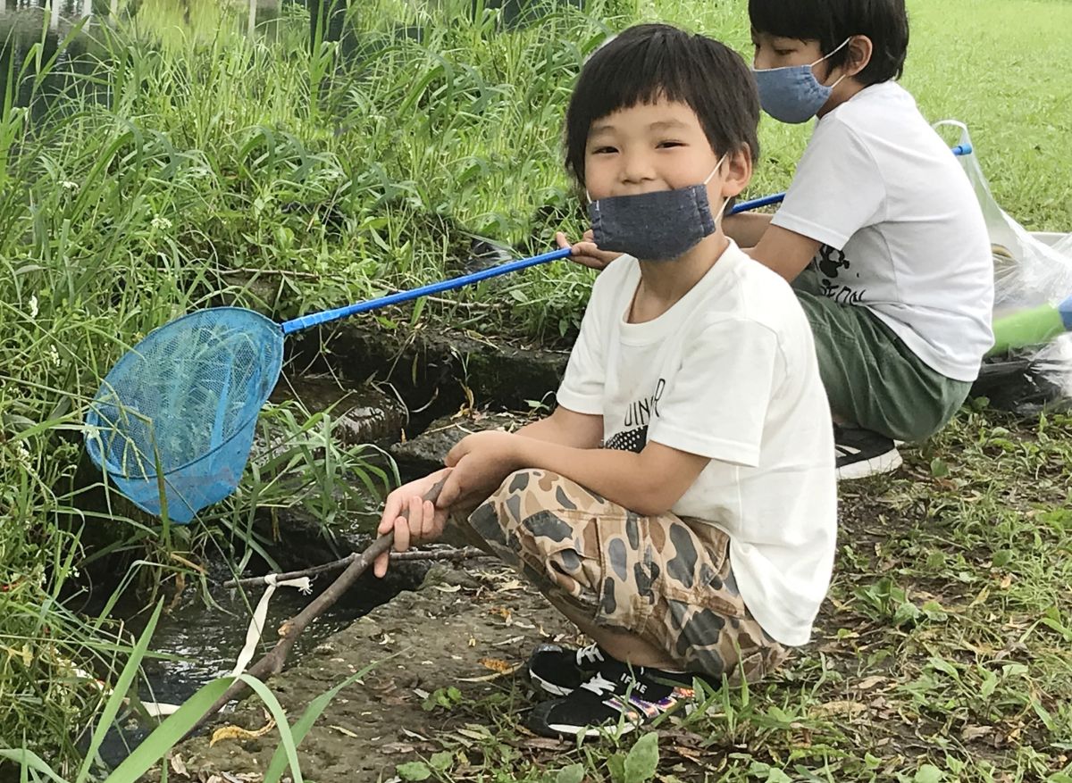 ザリガニ釣りをする子供たち