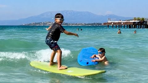 エーゲ海の夏を満喫！トルコの「イリジャビーチ」ではじめてのキッズサーフィン体験