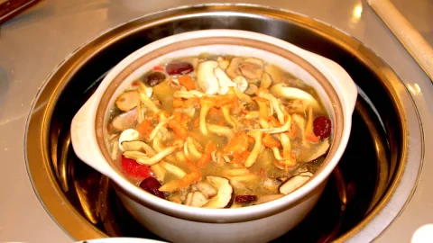 日本の照葉樹林ではあまり食されない野生のキノコが、中国雲南省では名物料理！