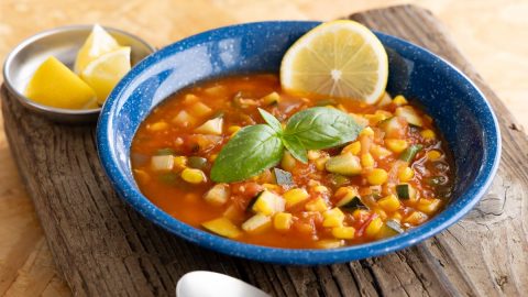 レモンを絞った爽やかレシピ！夏野菜のレモンミネストローネを作ろう