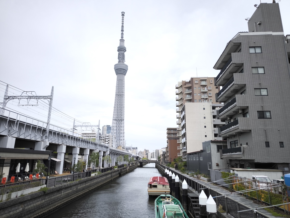 超高層電波塔のふもとを流れている源森川沿いを散策【プロハイカー斉藤正史の東京GREEN WAY  FILE.43】