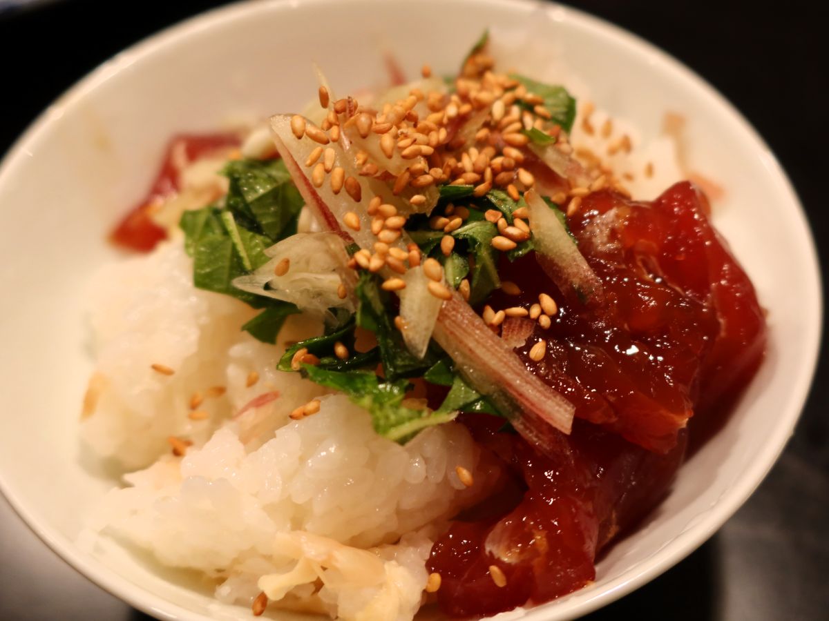 カツオを醤油とみりんにサッと漬けた「漬け+たっぷり香味野菜」