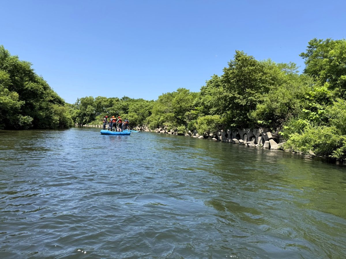 みんなでラフトの上に立つ