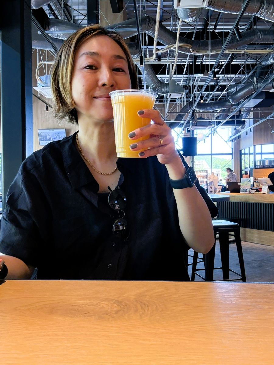 ビールを飲む筆者