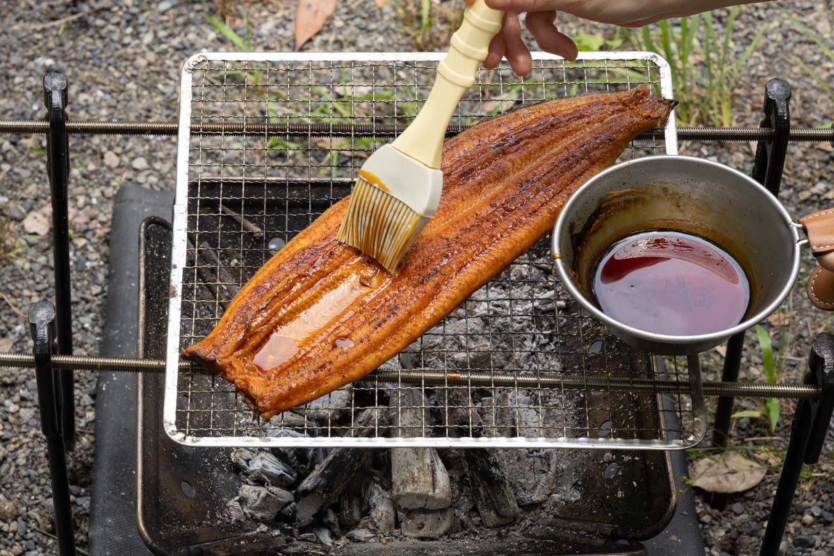うなぎにかば焼きのたれを塗る