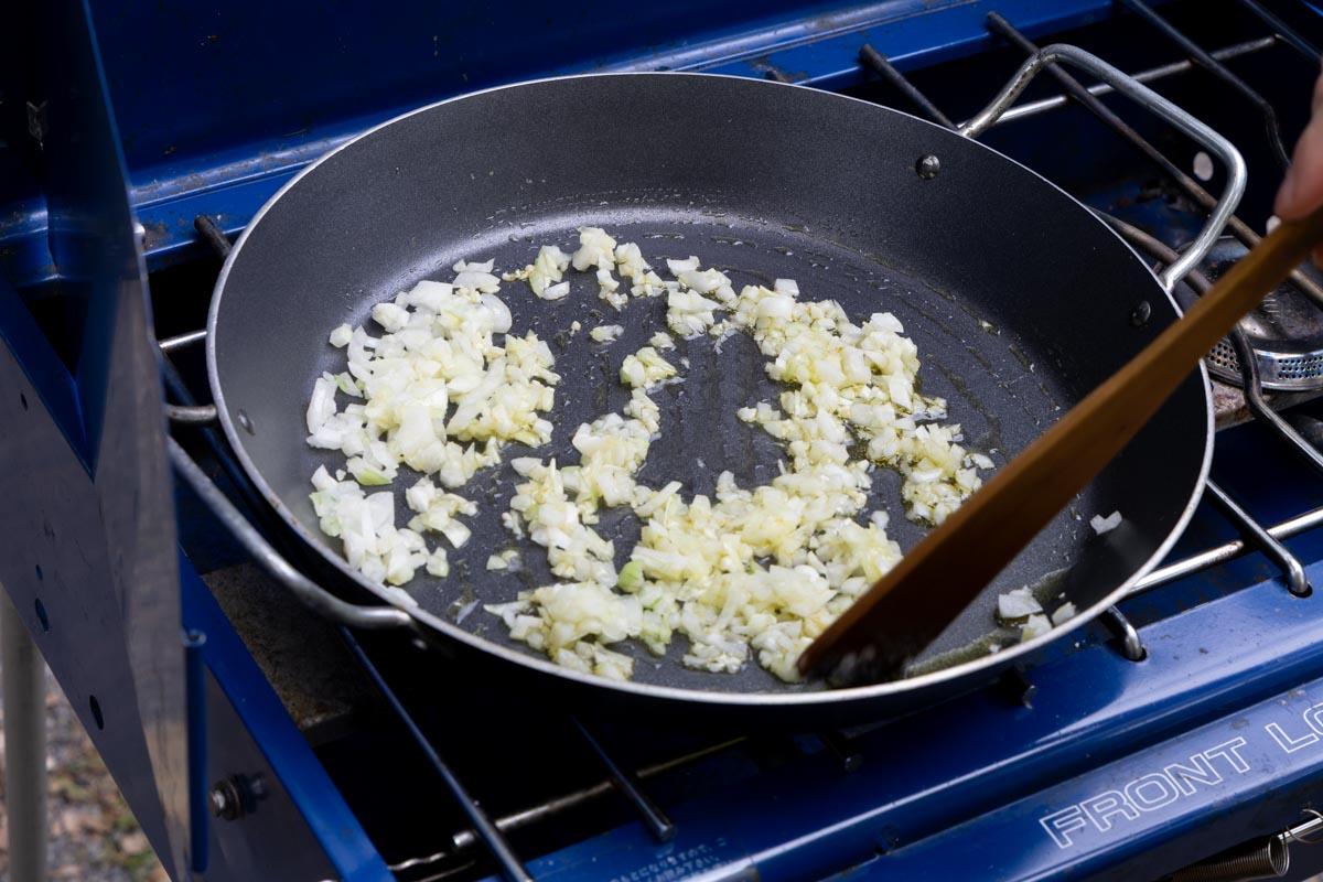 にんにくと玉ねぎを炒める