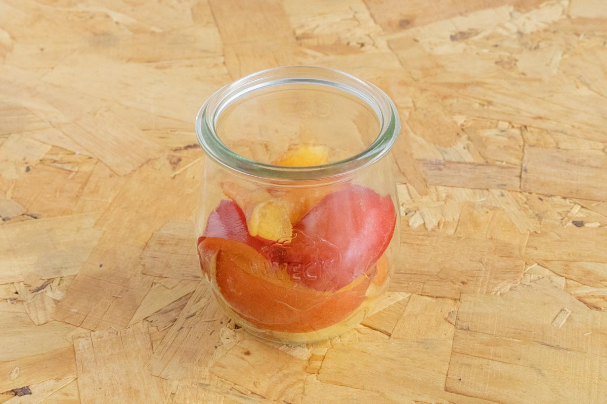 プラムの白醤油和え