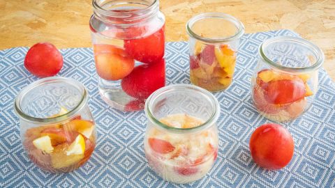 食卓が華やぎ、味わい広がる。旬のプラムで作る、さしすせそ調味料レシピ