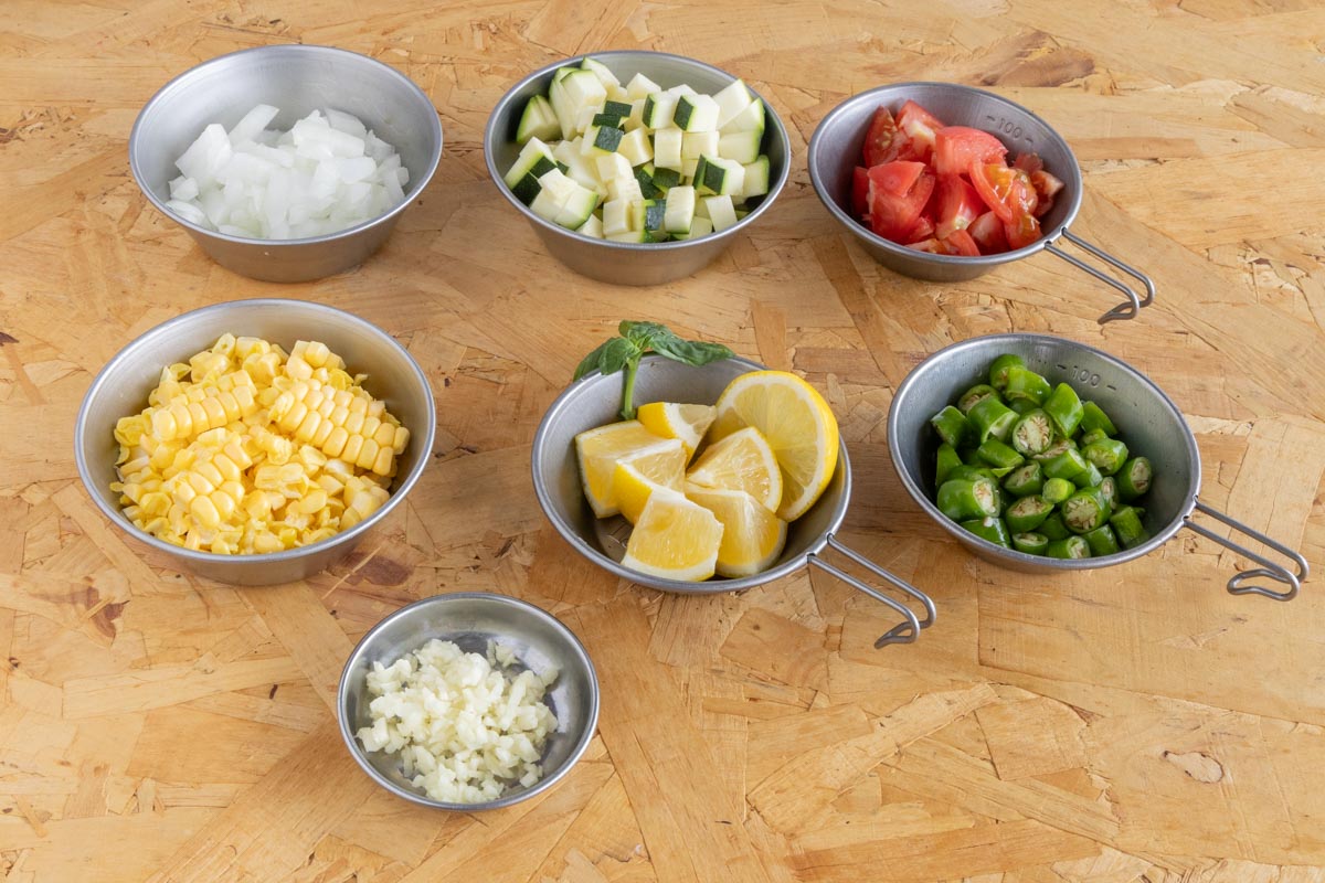 食べやすい大きさにカットした夏野菜