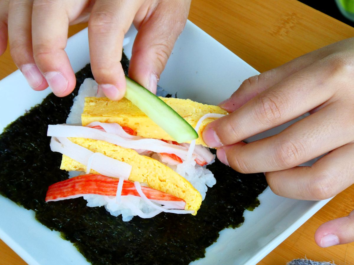 具をたくさん入れた子どもの手巻き寿司