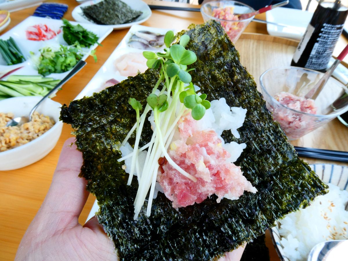 火をほとんど使わない「手巻き寿司」が最高のファミリーキャンプ飯になる理由！