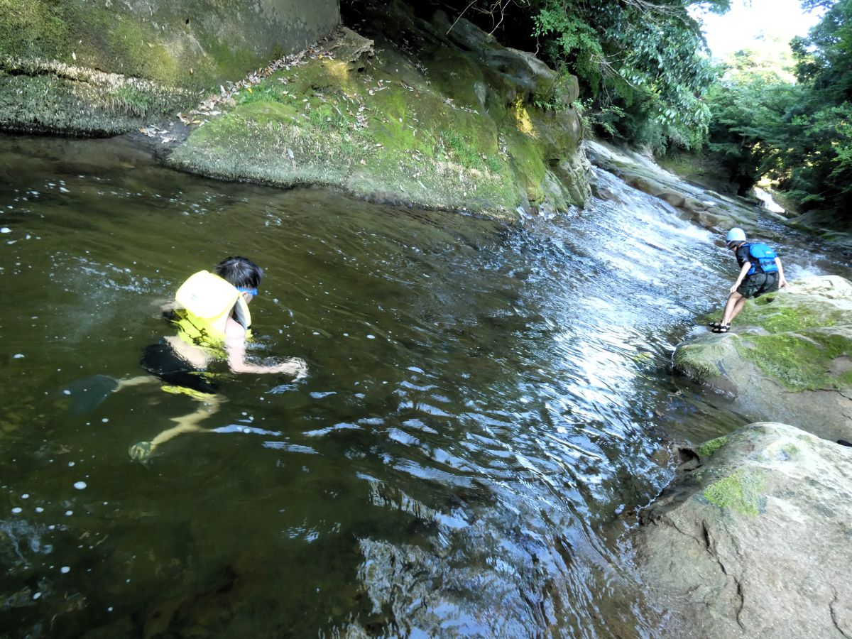 上流の深みで遊ぶ長男