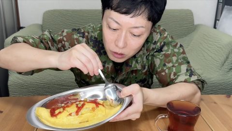 「戦艦大和」流オムライスを、飯盒を使って当時のレシピで再現したぞ！【トッカグン小野寺の極上サバイバル飯】