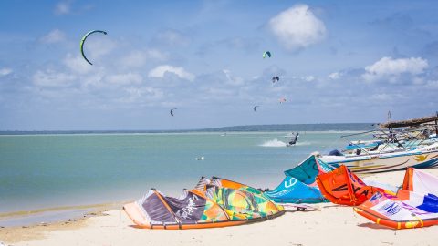 風の力で海を走る！世界中の“風好き”が集まるスリランカ・カルピティヤでカイトサーフィン三昧