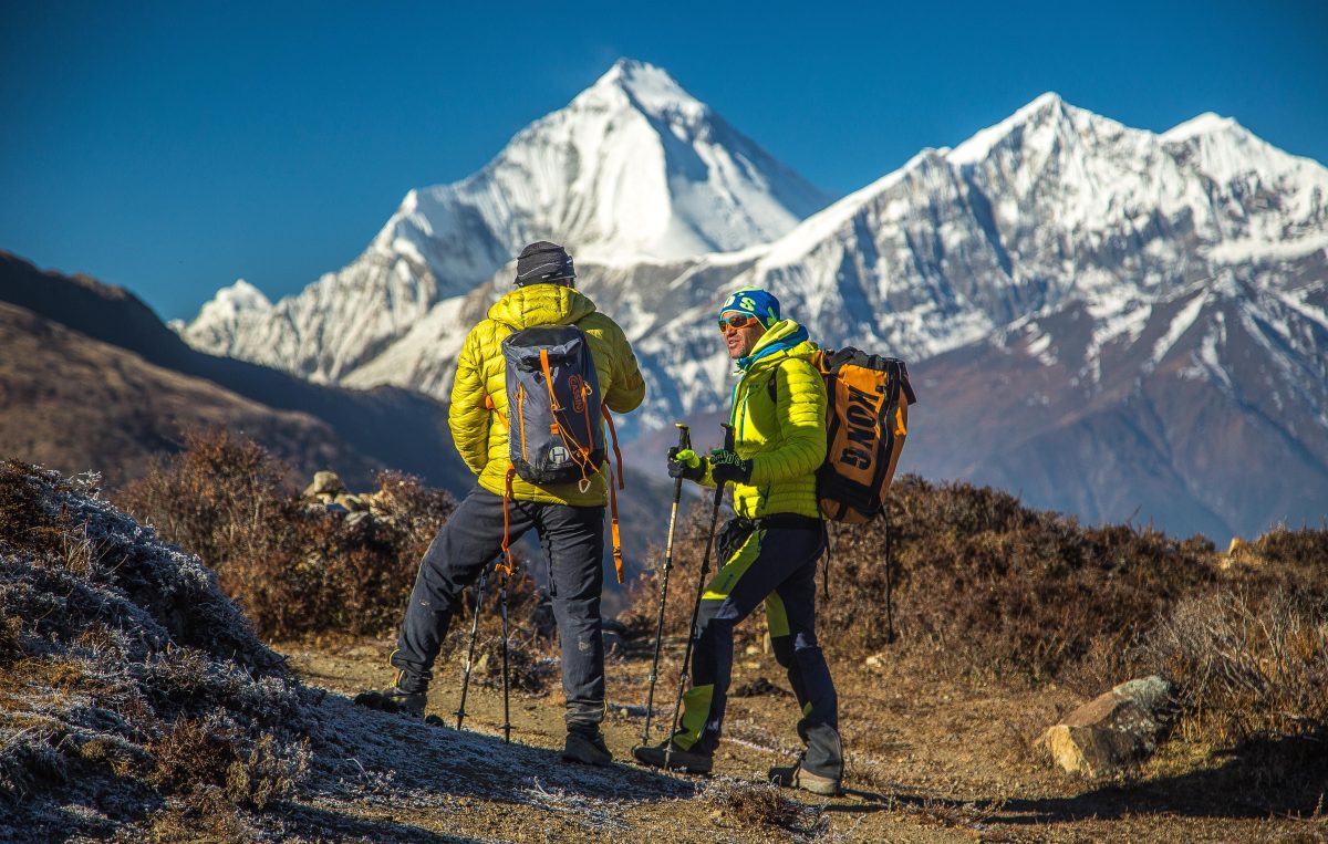 登山をする人々