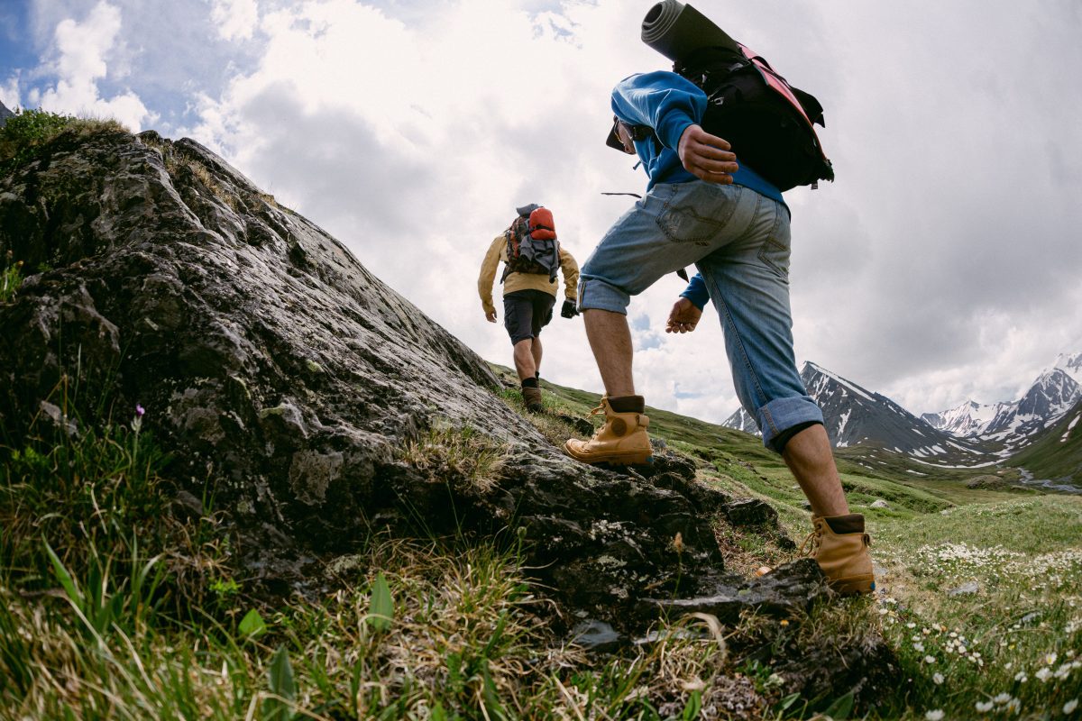 登山をする人々