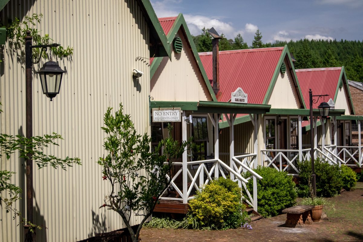 赤い屋根の複数の小屋