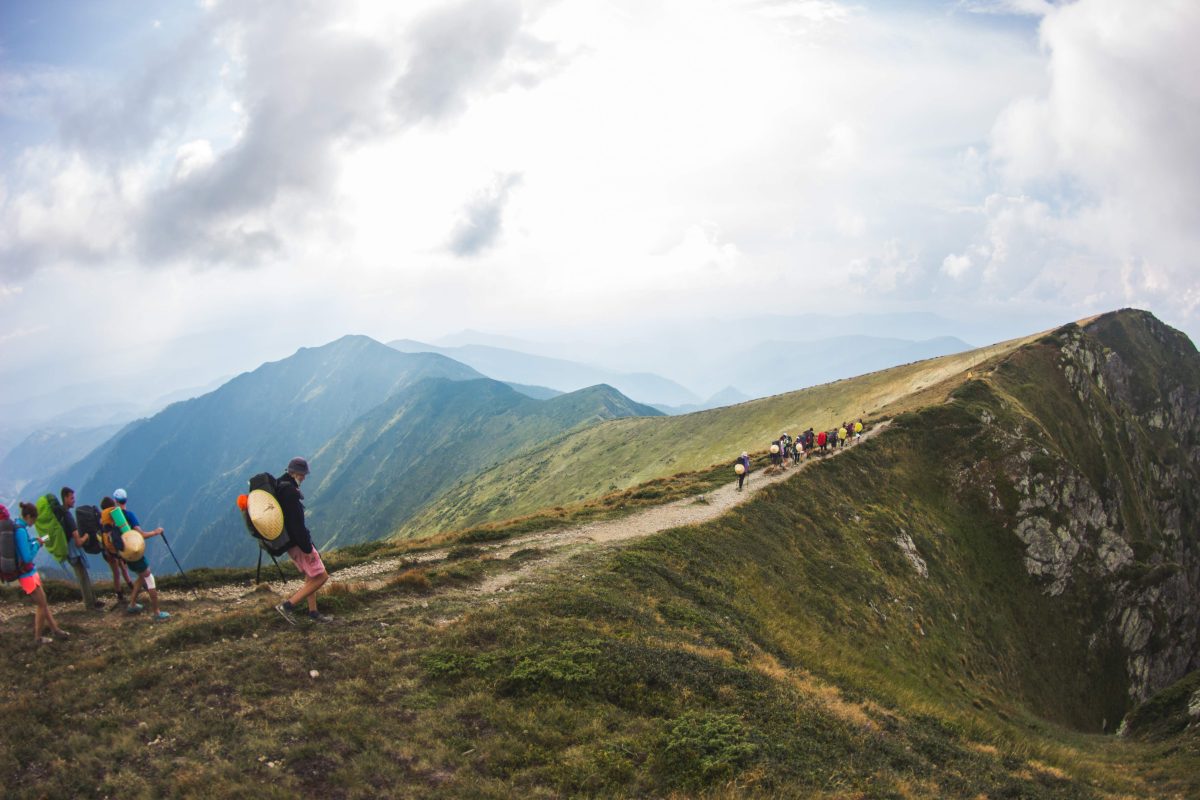 登山をする人々