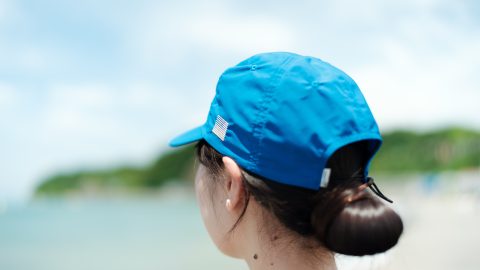 鮮やかなブルーが魅力的！廃漁網から生まれたサステナブルで機能的なキャップ「Buddy Cap」に注目