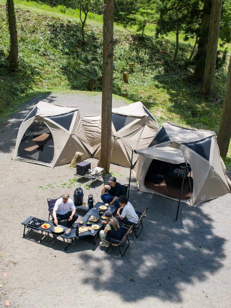 Alpen Outdoorsの大人気アイテム「アルミユニットテーブル」に新オプションが登場！LEDアクリル天板で夏キャンプを演出