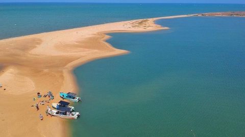 電気も水もない砂州の島。スリランカ北西部の「ヴェラ島」に風を求めてやってきた！