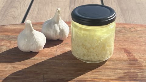 家でもキャンプでも大活躍！ 仕込み10分「万能にんにくオイル」の作り方と活用術