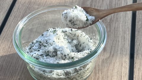 余ったハーブを無駄なく楽しむ！ 香り豊かな「自家製ハーブソルト」の作り方