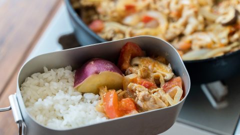道の駅国上で発見！ 人気給食メニュー「トマ味噌カレー豚丼」がおいしすぎる＆再現レシピ公開