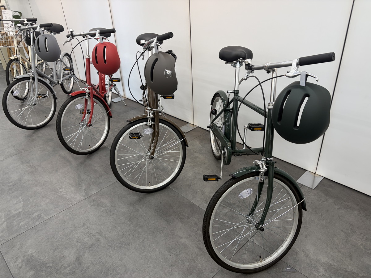 無印良品からかぶりたくなる「風が抜ける自転車ヘルメット」誕生 5色展開の自転車も同日発売