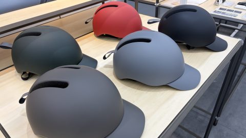 無印良品からかぶりたくなる「風が抜ける自転車ヘルメット」誕生 5色展開の自転車も同日発売