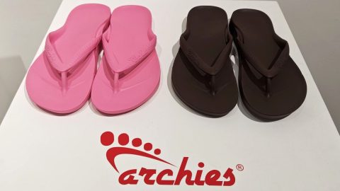 驚きのフィット感のビーチサンダル！ 足裏のアーチに着目して開発された「アーチーズ」