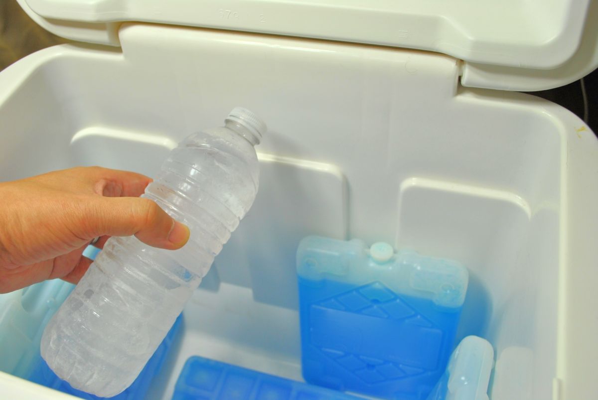 クーラーボックスから冷えたお水をだしている