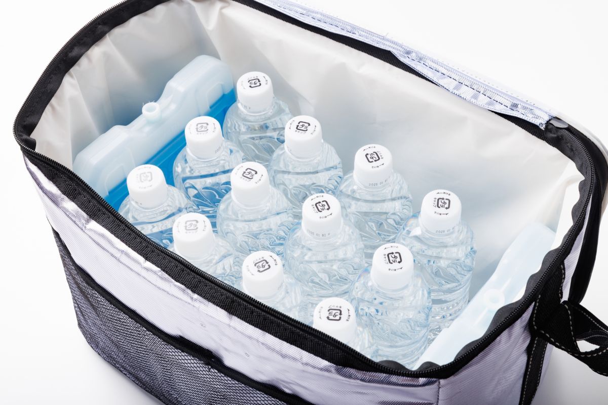 クーラーボックスの中にペットボトルの水が入っている