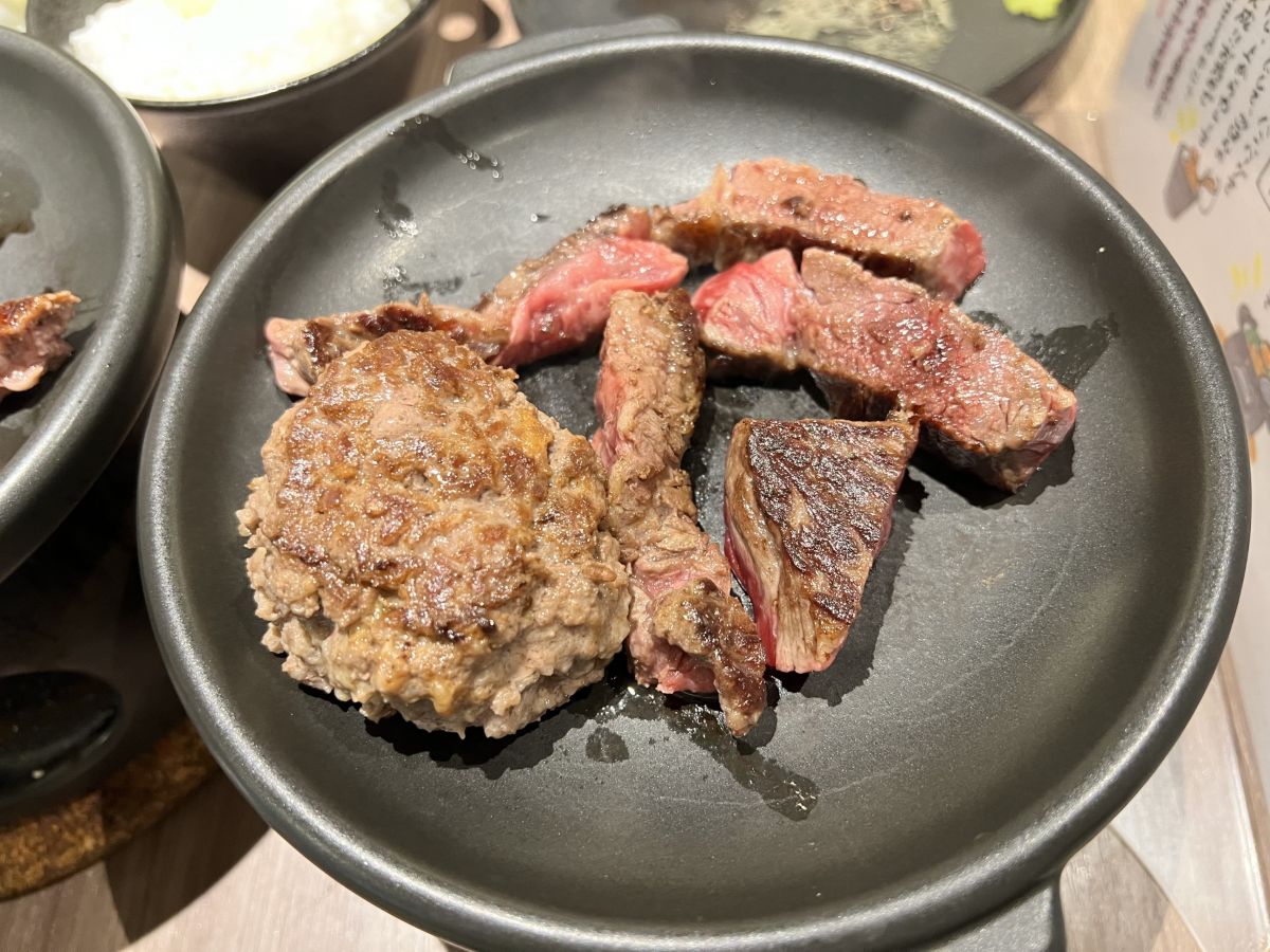 ハンバーグとサーロインステーキを焼いている様子