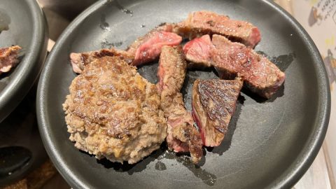 一度使ったらハマるキャンプ飯アイテム。「陶板焼き」の魅力とレシピを紹介！