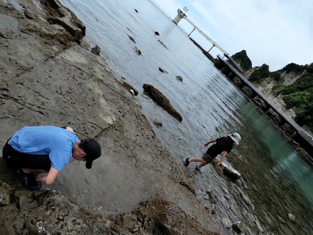 魚をじっと待つ長男