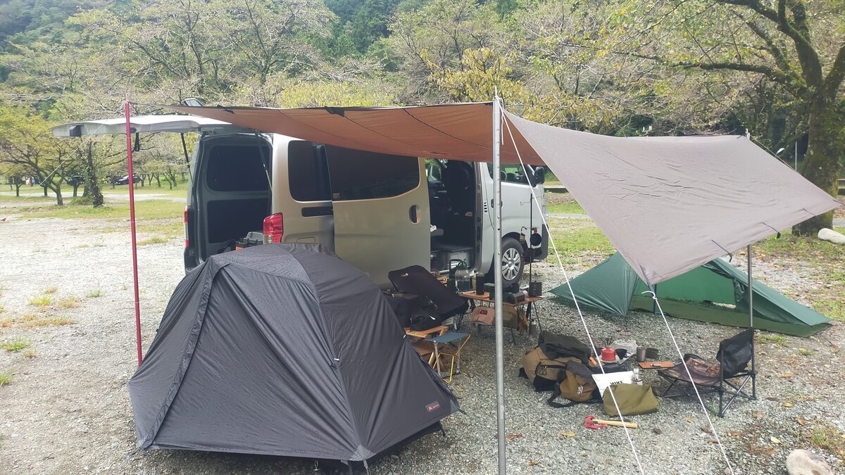 ソロテントを使ったグループキャンプ。