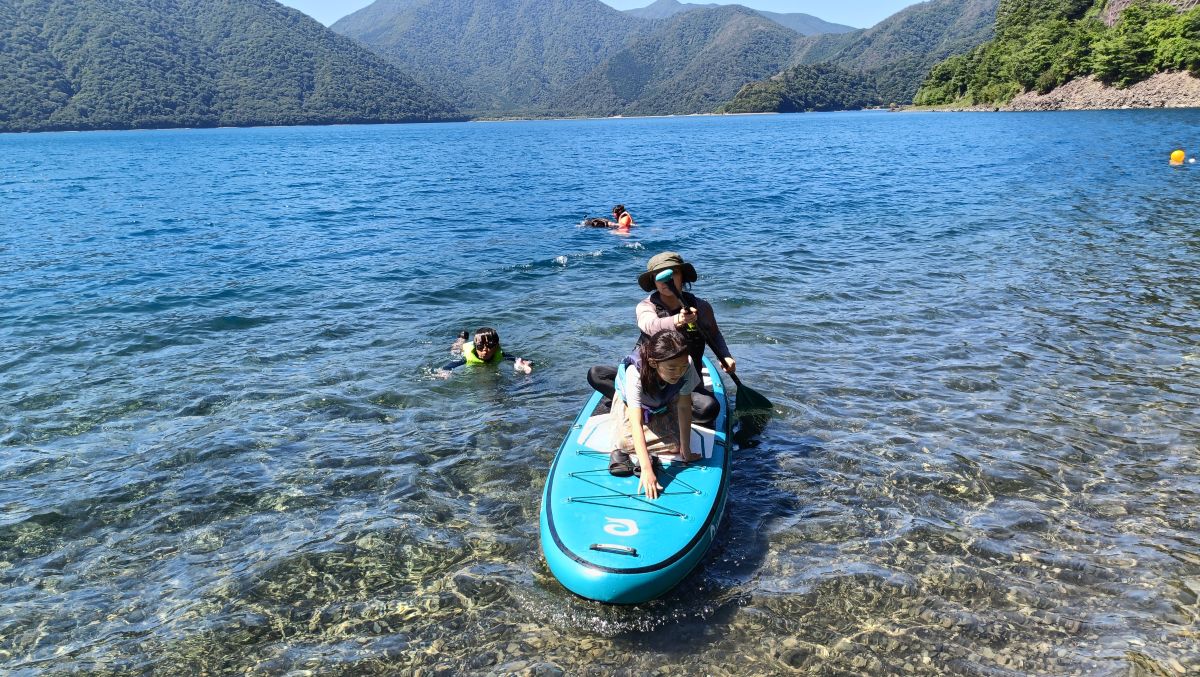 SUPに乗った親子。
