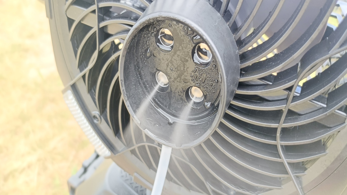 ミスト扇風機からミストが噴き出ている様子。